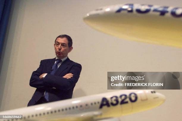 Le PDG d'Airbus Noël Forgeard s'apprête à donner une conférence de presse, le 13 juin 1999, durant le 43ème salon du Bourget. Noel Forgeard, managing...