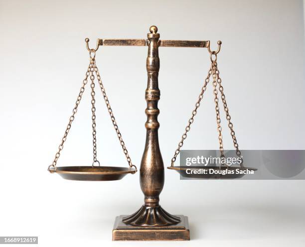 legal justice concepts with a measuring scale - balance justice photos et images de collection