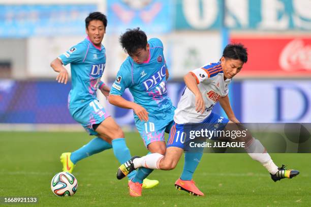 Kim Min-woo of Sagan Tosu takes on Atomu Tanaka of Albirex Niigata during the J.League J1 match between Sagan Tosu and Albirex Niigata at Best...