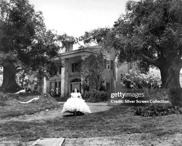 English actress Vivien Leigh as Scarlett O'Hara in 'Gone with the Wind', directed by Victor Fleming, 1939.