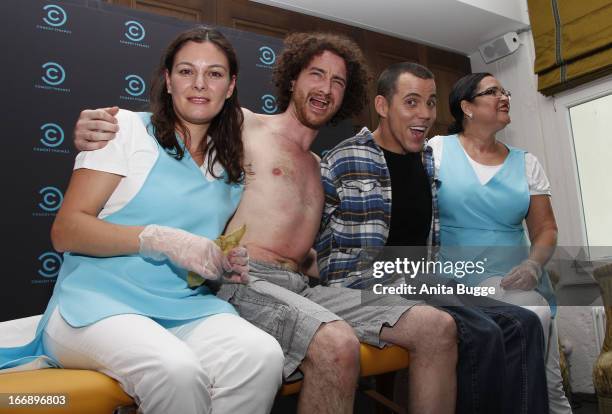 Comedian Stephen Glover, aka Steve-O , poses with beauticians Gisele Binkowski and Rosangela Peres after perfroming a hotwaxing stunt on Filippo...