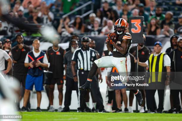 Demetric Felton Jr. #25 of the Cleveland Browns makes a catch against the Philadelphia Eagles during the second half at Lincoln Financial Field on...