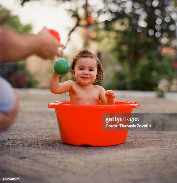 small girl in a washing tub - washing tub stockfoto's en -beelden