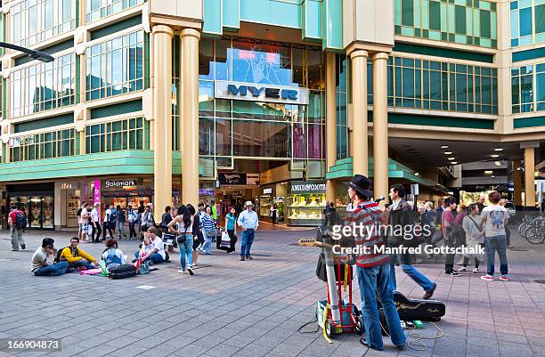 rundle mall street busker - shopping mall adelaide fotografías e imágenes de stock