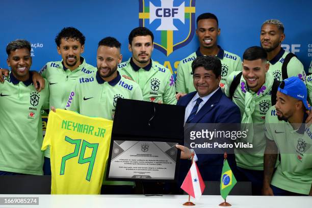 Neymar Jr. Receives tribute from CBF after surpassing Pelé with 79 goals and becoming the highest scorer of the Brazilian national team in Fifa...