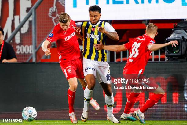 Alfons Sampsted of FC Twente and Joshua King of Fenerbahce battle for the ball during the UEFA Europa League - Play Off Round Second Leg match...