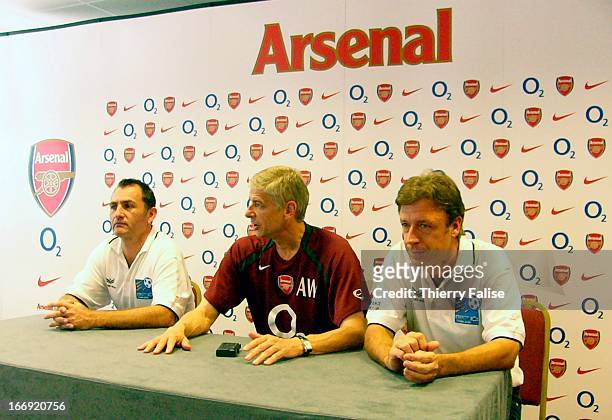 Arsenal Football Club coach Arsene Wenger, center, holds a press... News  Photo - Getty Images