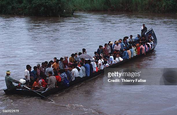 Illegal Burmese migrants are repatriated by the Thai police. They cross the Moei river which marks the border between Thailand and Myanmar..