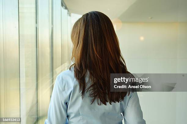 window - op de rug gezien stockfoto's en -beelden