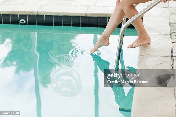 mulher mergulhando pés na piscina - dipping - fotografias e filmes do acervo