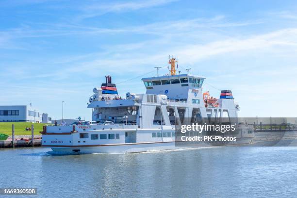 fähre norderney frisia-iii in norddeich, nordsee, ostfriesland. niedersachsen, deutschland-2023 - fähre stock-fotos und bilder