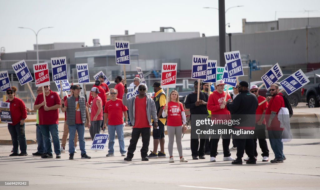 United Auto Workers Hold Limited Strikes As Contract Negotiations Expire