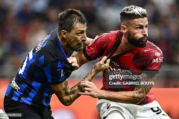 Inter Milan's Italian defender Francesco Acerbi fights for the ball with AC Milan's French forward Olivier Giroud during the Italian Serie A football...