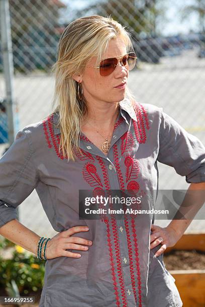 Actress Amy Smart attends the Environmental Media Association's celebration of Earth Day at Cochran Middle School on April 18, 2013 in Los Angeles,...