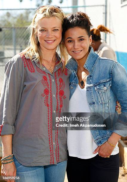 Actresses Amy Smart and Emmanuelle Chriqui attend the Environmental Media Association's celebration of Earth Day at Cochran Middle School on April...