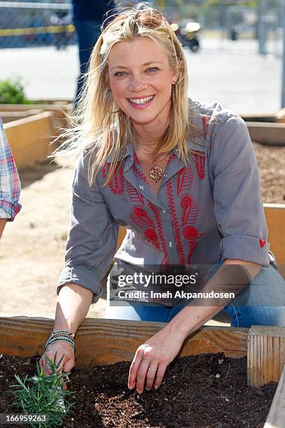 Actress Amy Smart attends the Environmental Media Association's celebration of Earth Day at Cochran Middle School on April 18, 2013 in Los Angeles,...