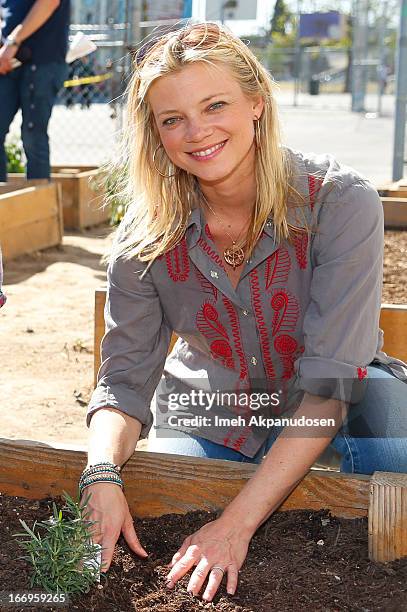 Actress Amy Smart attends the Environmental Media Association's celebration of Earth Day at Cochran Middle School on April 18, 2013 in Los Angeles,...