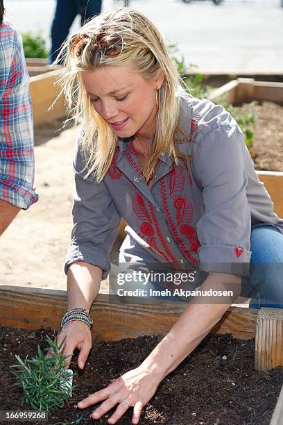 Actress Amy Smart attends the Environmental Media Association's celebration of Earth Day at Cochran Middle School on April 18, 2013 in Los Angeles,...