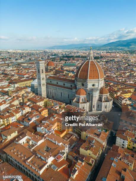 florence duomo. basilica di santa maria del fiore (basilica of saint mary of the flower) in florence, italy. florence duomo is one of main landmarks in florence - fiore di campo fotografías e imágenes de stock