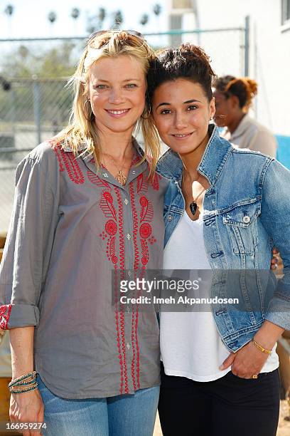 Actresses Amy Smart and Emmanuelle Chriqui attend the Environmental Media Association's celebration of Earth Day at Cochran Middle School on April...