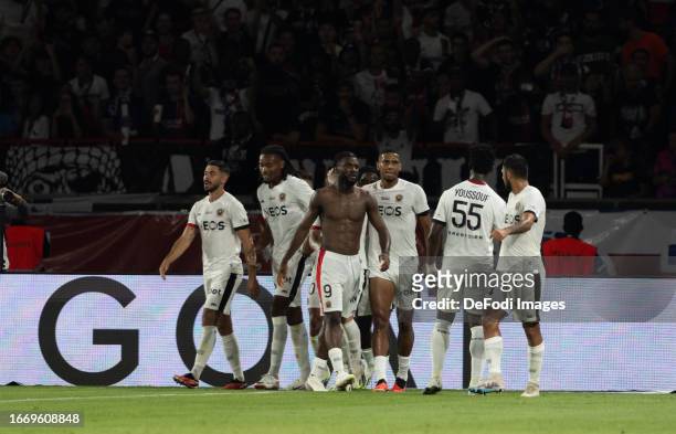 Terem Moffi of OGC Nice celebrates the goal with teammates during the French League 1 match between Paris Saint Germain and Nice at the Parc des...