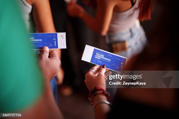 i partecipanti sono in attesa alla ticket control line per una stage talk conference - biglietto foto e immagini stock