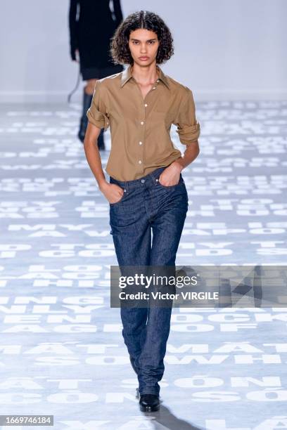 Model Helmut 7,157 Helmut Lang Spring Stock Photos, High-Res Pictures, and Images ...