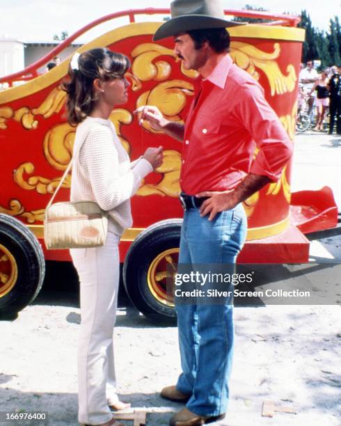 American actors Burt Reynolds, as Bo Darville, and Sally Field, as Carrie, in 'Smokey And The Bandit', directed by Hal Needham, 1977.