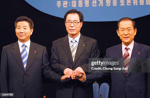 Roh Moo-Hyun , former dissident lawyer and candidate for the South Korea's ruling Millennium Party , Lee Hoi-Chang , Grand National Party 's...