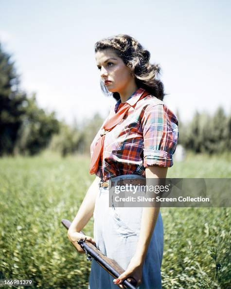 Jane Ru American actress Jane Russell carrying a rifle, circa 1950. News Photo ...
