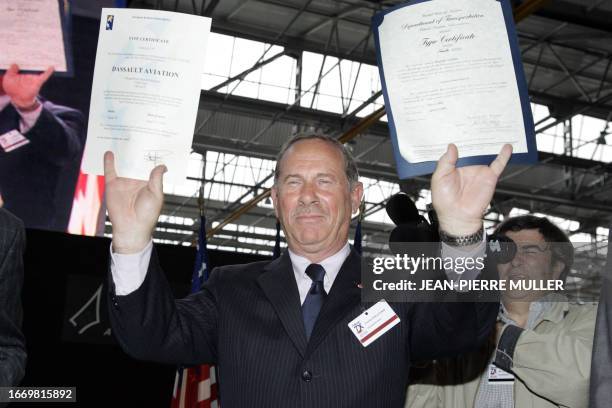 Charles Edelstenne, PDG du groupe Dassault Aviation présente, le 27 avril 2007 à Mérignac près de Bordeaux, les certificats de navigabilité délivrés...