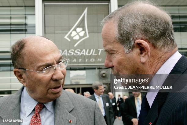 Charles Edelstenne, PDG du groupe Dassault Aviation discute avec Serge Dassault, président d'honneur du groupe, le 27 avril 2007 à Mérignac près de...