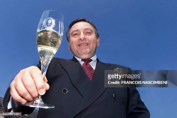 Le PDG du groupe Vranken Monopole, Paul-François Vranken, pose, un verre de champagne à la main, le 23 avril 2002 à Epernay. Le groupe mondial du...