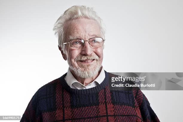 happy old man - wit haar stockfoto's en -beelden