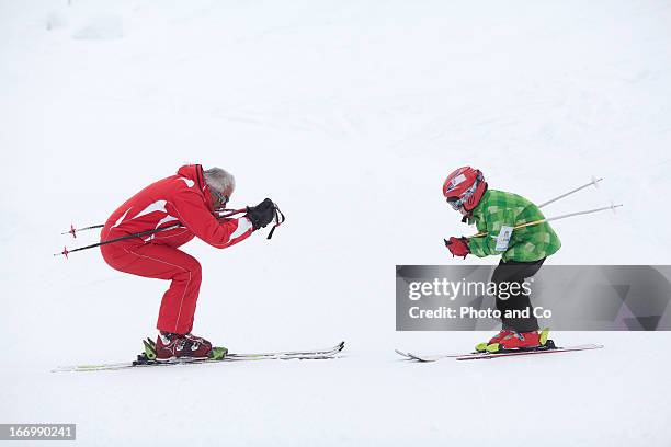 instrutor teaching ski lessons for a children - instrutor stock-fotos und bilder