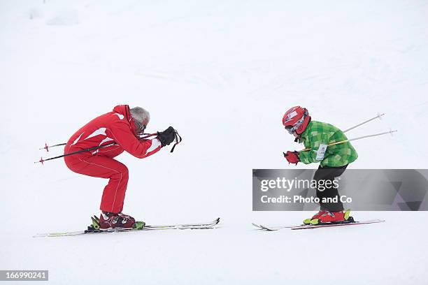 instrutor teaching ski lessons for a children - instrutor stockfoto's en -beelden