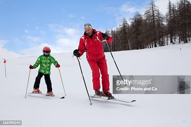 instrutor teaching ski lessons for a children - instrutor stockfoto's en -beelden