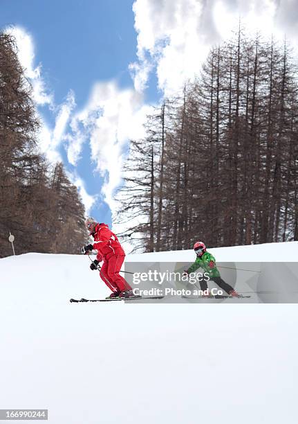 instrutor teaching ski lessons for a children - instrutor stock-fotos und bilder