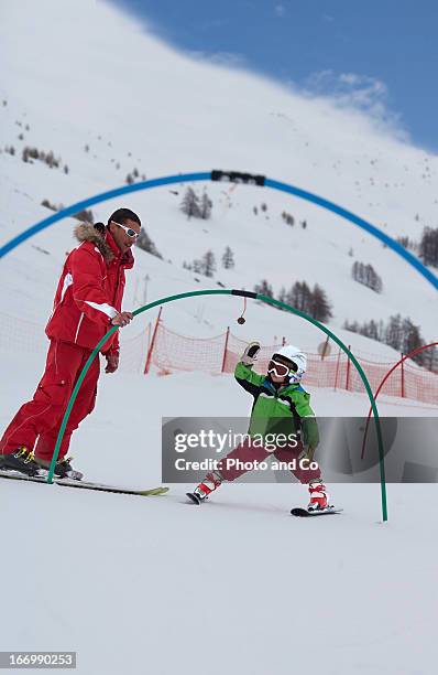 instrutor teaching ski lessons for a children - instrutor stockfoto's en -beelden