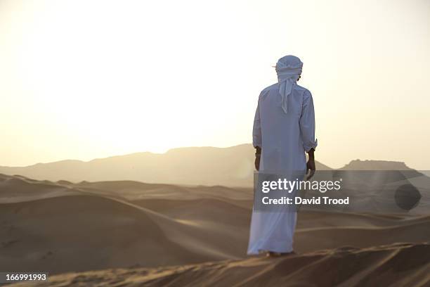 middle eastern man in desert near dubai - oriente médio etnia - fotografias e filmes do acervo