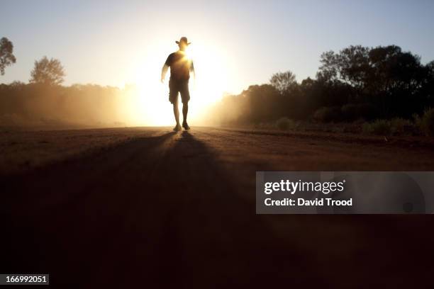 australian bush man walking in the dust - outback australia photos et images de collection