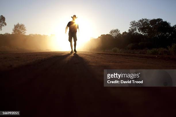 australian bush man walking in the dust - australian outback landscape stockfoto's en -beelden