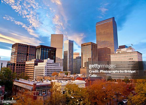 autumn sunset over the downtown denver skyline - denver stockfoto's en -beelden
