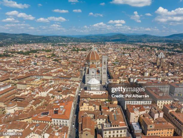 florence duomo. basilica di santa maria del fiore (basilica of saint mary of the flower) in florence, italy. florence duomo is one of main landmarks in florence - fiore di campo fotografías e imágenes de stock