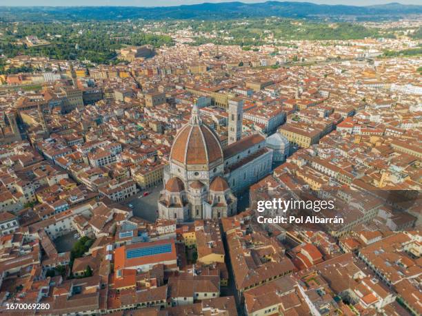 florence duomo. basilica di santa maria del fiore (basilica of saint mary of the flower) in florence, italy. florence duomo is one of main landmarks in florence - fiore di campo fotografías e imágenes de stock