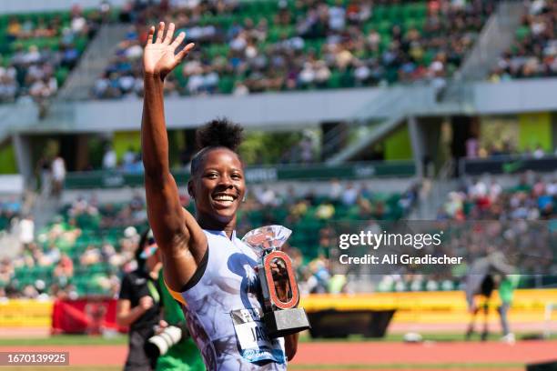 Shericka Jackson of Jamaica holds up the Diamond League Final trophy after winning the Women's 100m at Hayward Field on September 16, 2023 in Eugene,...