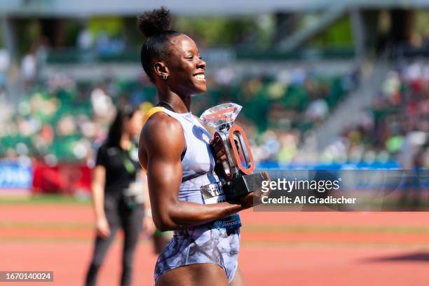 Shericka Jackson of Jamaica holds up the Diamond League Final trophy after winning the Women's 100m at Hayward Field on September 16, 2023 in Eugene,...