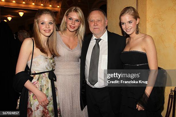 Joseph Vilsmaier Mit Seinen Töchtern Josefina, Janina Und Theresa Bei Der 31. Verleihung Des Bayerischen Filmpreises Im Prinzregententheater In...