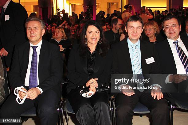 Klaus Wowereit , Schauspielerin Christine Neubauer Und Andreas Bethke Bei Der Verleihung Des 8. Deutschen Hörfilmpreis Im Atrium Der Deutschen Bank...