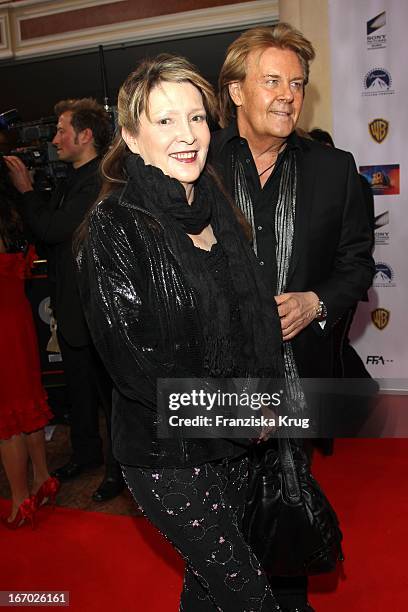 Howard Carpendale Und Donnice Pierce Bei Der 20. Verleihung "Diva - Deutscher Entertainment Preis" Im Hotel Bayerischer Hof In München .